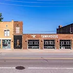 Spacious Riverfront Suite - Close To Downtown