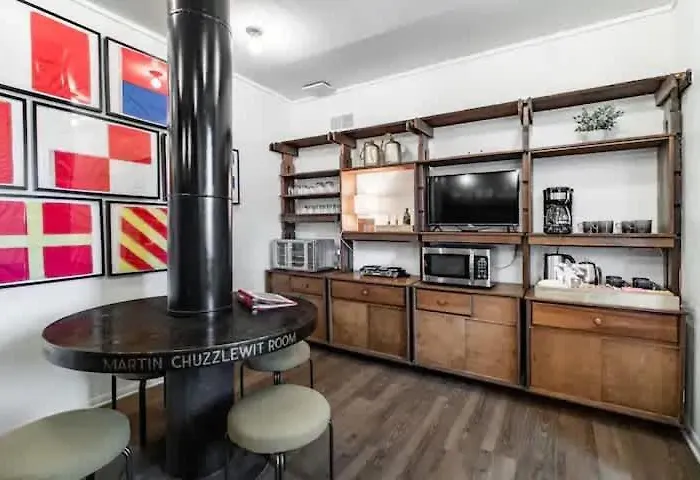 Spacious Riverfront Suite - Close To Downtown