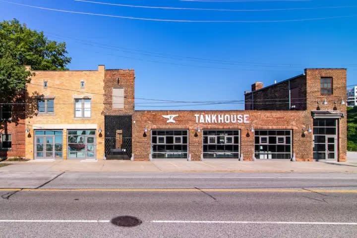 Spacious Riverfront - Close To Downtown * Cleveland