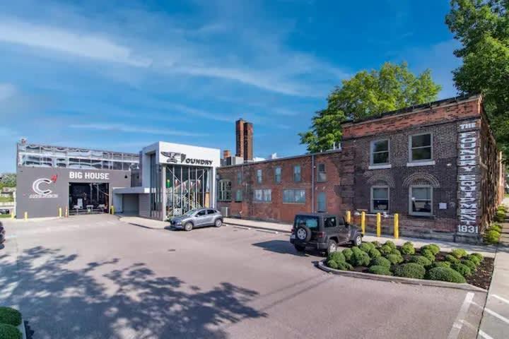 Spacious Riverfront - Close To Downtown *