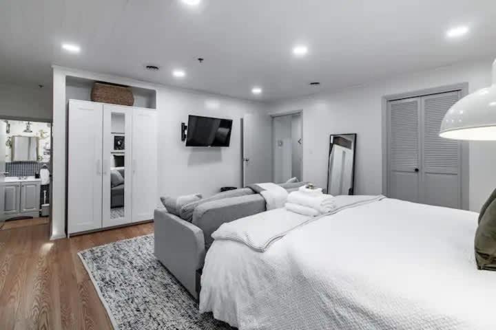 Spacious Riverfront - Close To Downtown