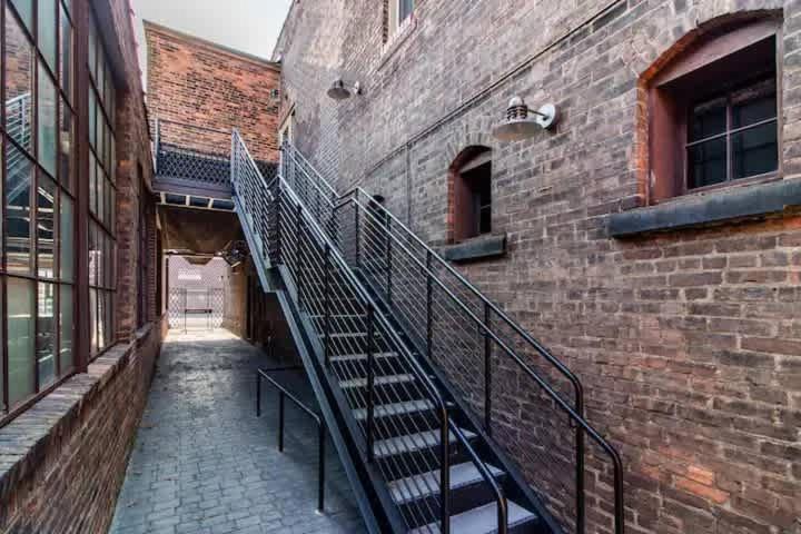 Spacious Riverfront - Close To Downtown Apartment *