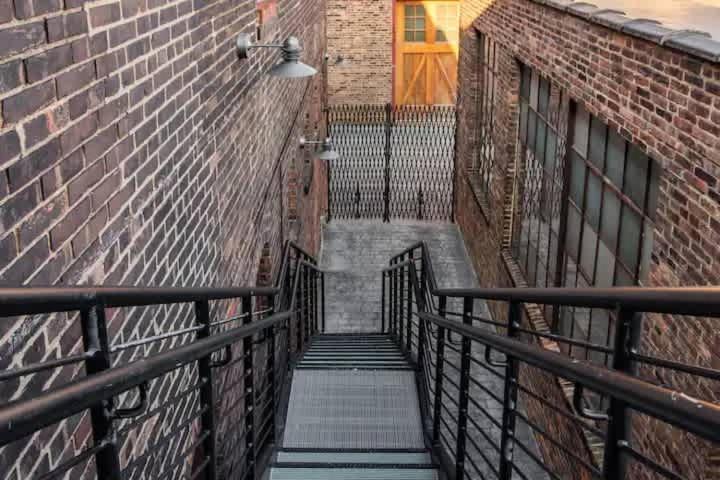 Spacious Riverfront - Close To Downtown Apartment Cleveland