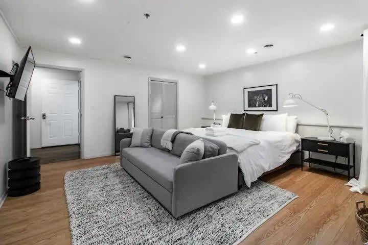 Spacious Riverfront - Close To Downtown