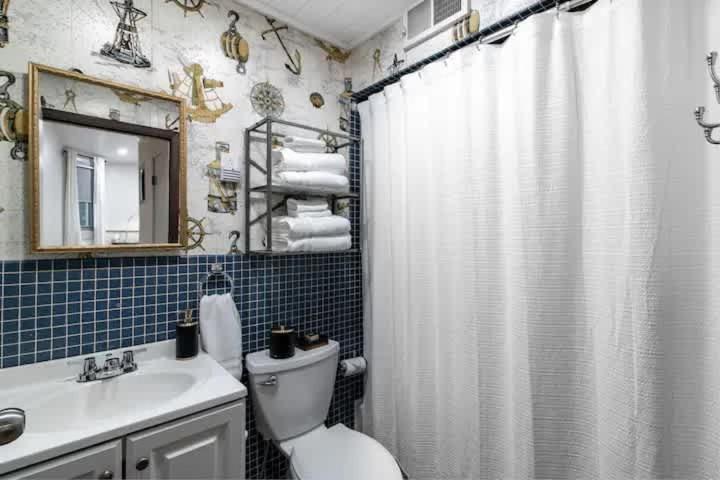 Spacious Riverfront - Close To Downtown Apartment *