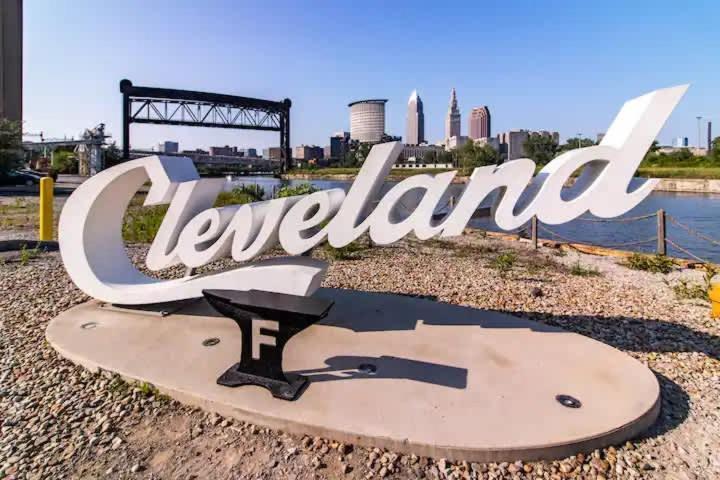 Spacious Riverfront - Close To Downtown *