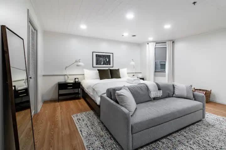 Spacious Riverfront - Close To Downtown